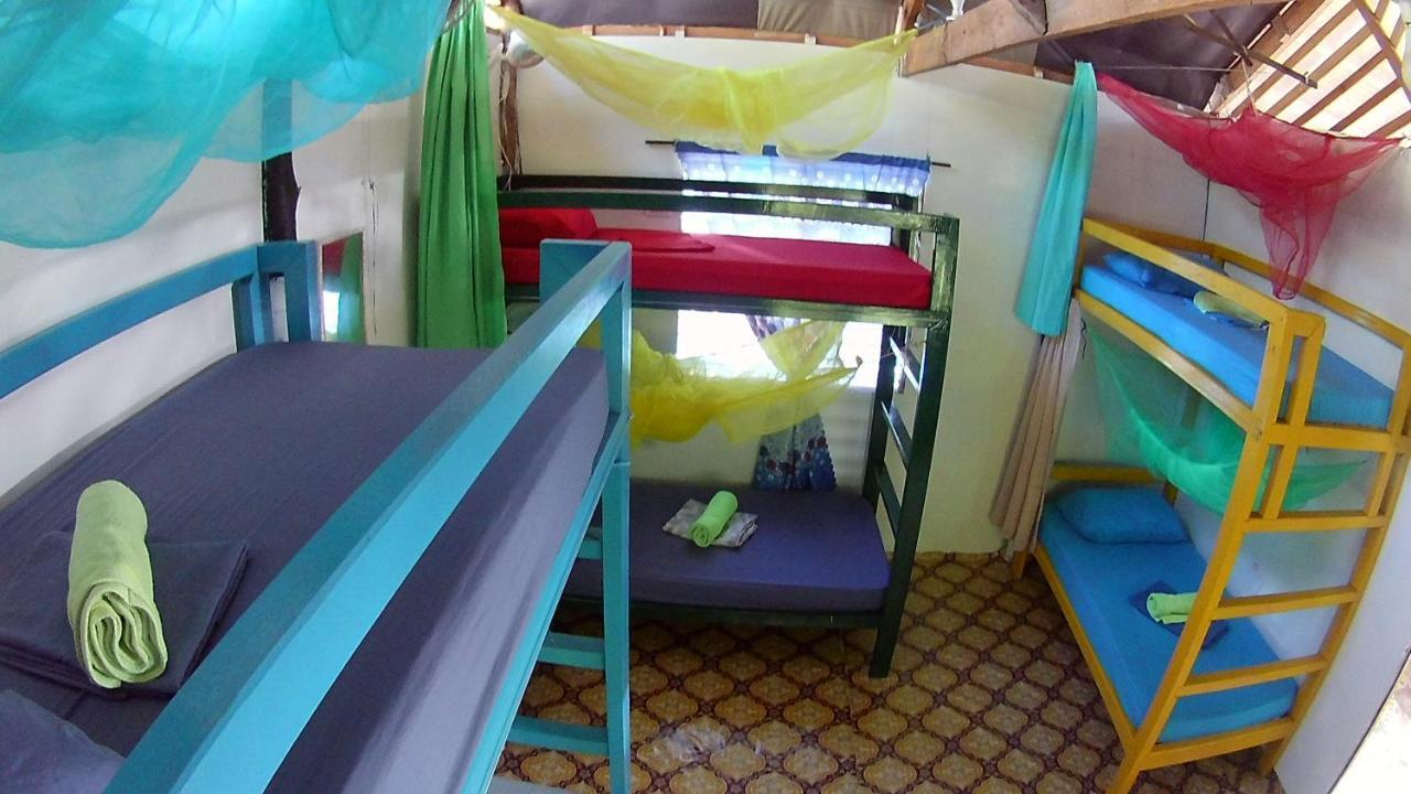 Footprints Homestay (Adults Only) 제너럴 루나 외부 사진